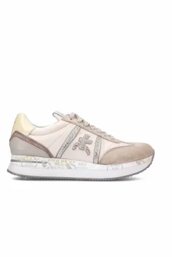 I materiali e i pellami di qualità caratterizzano questa sneaker, così come tutta la nostra storia. La scarpa è resa unica dal mix di pellami e tessuti nella tonalità del beige e dettagli brillantati. Il fondo valorizza il look, contribuendo a dare un
