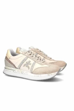 I materiali e i pellami di qualità caratterizzano questa sneaker, così come tutta la nostra storia. La scarpa è resa unica dal mix di pellami e tessuti nella tonalità del beige e dettagli brillantati. Il fondo valorizza il look, contribuendo a dare un